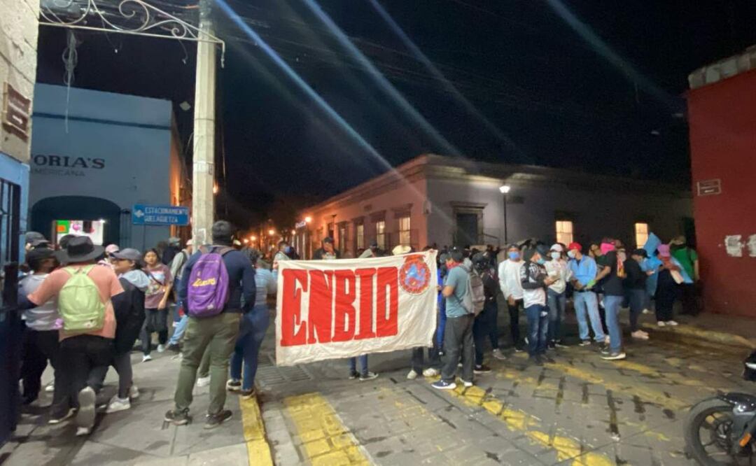 Normalistas de las escuelas normales de Oaxaca bloquean calles del centro de la ciudad en protesta ante la negativa de las autoridades a recibir su pliego de demandas (13/02/2025). Foto: Juan Carlos Zavala / EL UNIVERSAL