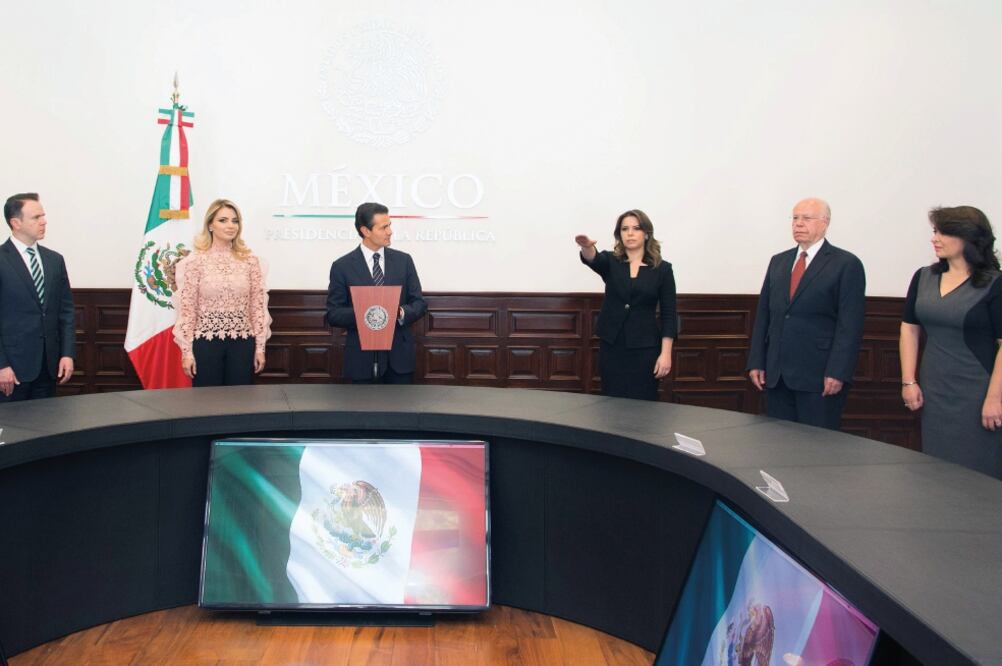 El Jefe del Ejecutivo tomó protesta a Laura Barrera como directora del DIF. El acto fue atestiguado por Angélica Rivera y el secretario de Salud, José Narro. (PRESIDENCIA)