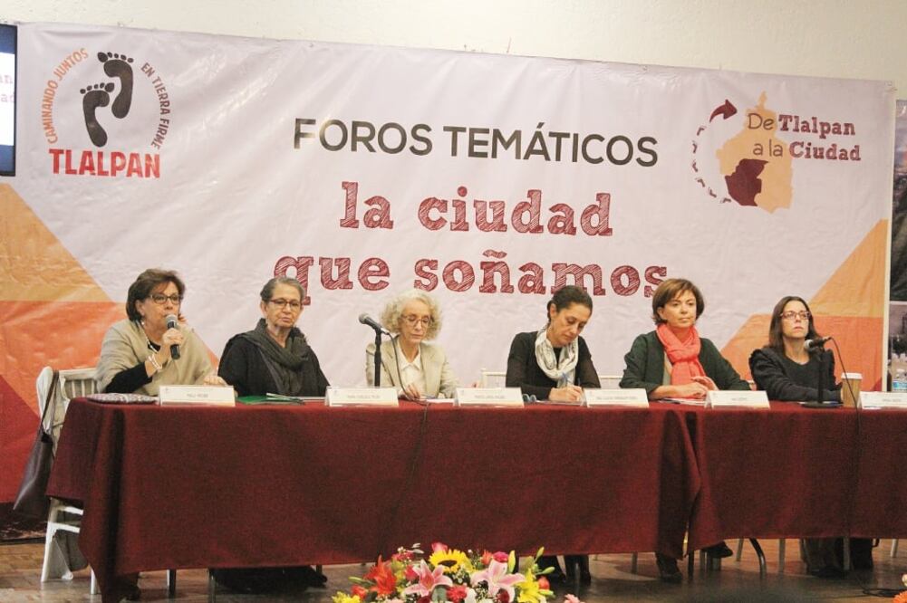Acompañada por académicas y feministas como Marta Lamas (tercera de izq. a der), la delegada en Tlalpan, Claudia Sheinbaum, dijo que se invertirán 2 millones de pesos en asesorar a mujeres líderes de sus comunidades. (Vero Ramírez. obturador)