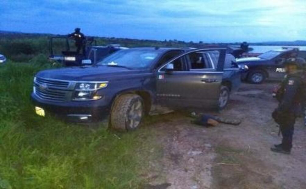 Aseguran armas largas en camioneta abandonada en Jalisco