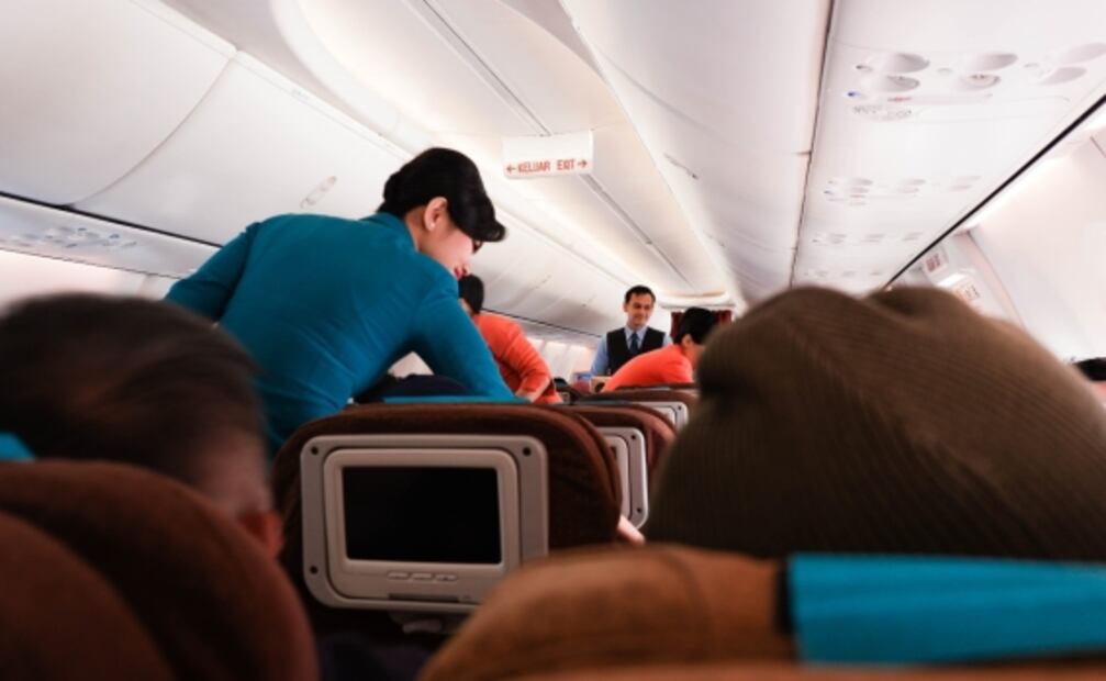 Qué sí y qué no puedes llevarte del avión