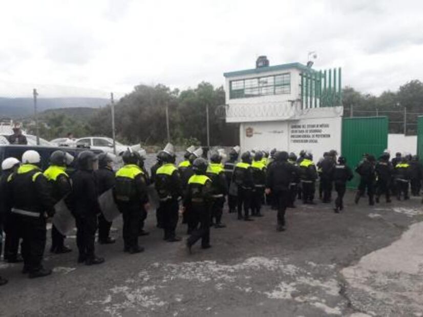 Reos protestan en penal de Texcoco; acusan extorsiones