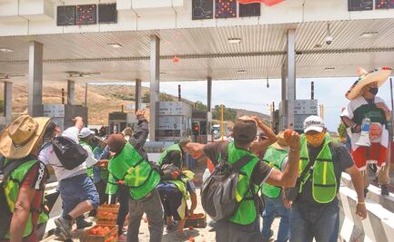 A tomatazos exigen caseta de peaje libre en Baja California
