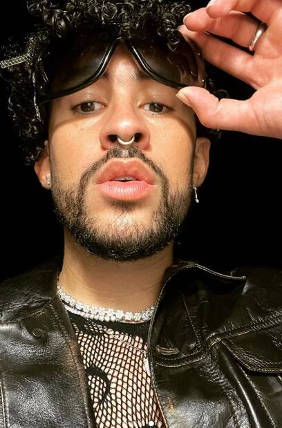 La falda y transparencia de Bad Bunny desatan discusión en Instagram