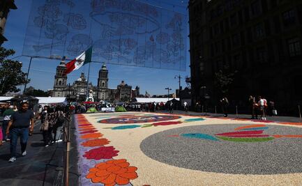 Tapete monumental de semillas engalana el Zócalo capitalino por el Día de Muertos