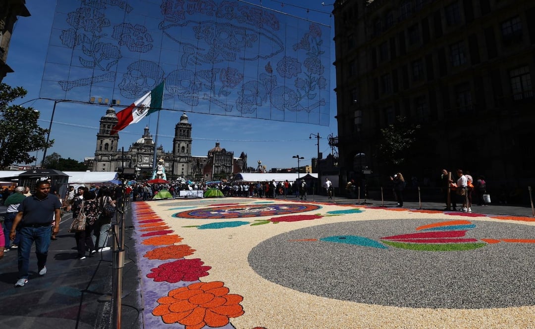 Visitantes destacan el arte y la tradición del tapete monumental de semillas en el Zócalo. Foto: Berenice Fregoso