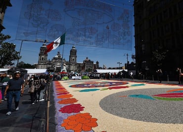 Tapete monumental de semillas engalana el Zócalo capitalino por el Día de Muertos
