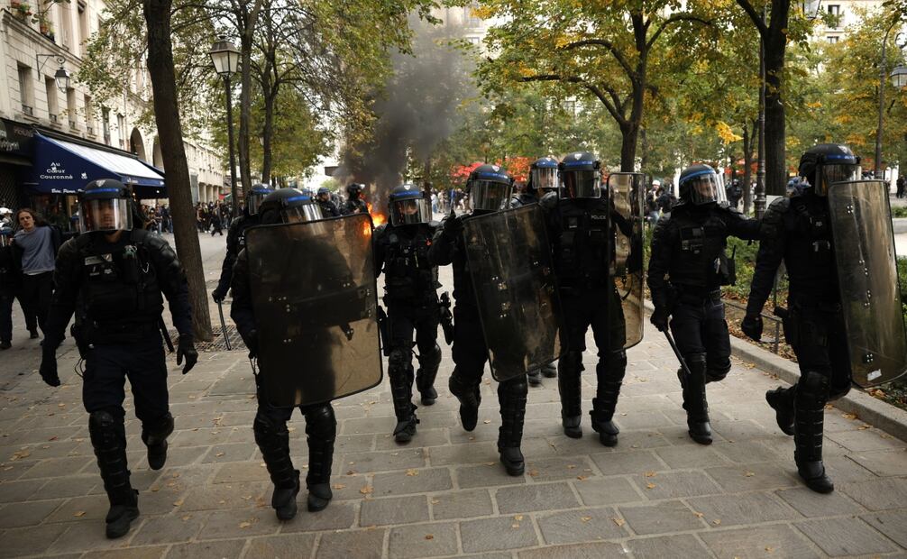 249 / 5.000
Agentes de policía aseguran un perímetro alrededor del incendio de un restaurante después de enfrentamientos con manifestantes durante una manifestación contra las medidas de austeridad tras un llamamiento a la acción del colectivo 'Bloquons tout' (Bloquear todo) en París, Francia, el 10 de septiembre de 2025. Foto: EFE