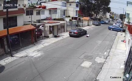 Captan a sujeto que lanza desde auto a su novia en Lomas Verdes