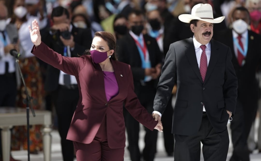 La presidente de Honduras Xiomara Castro saluda a sus simpatizantes, junto a su esposo y expresidente Manuel Zelaya. Foto: EFE