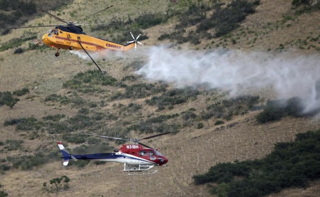 Dos helicópteros combatieron un incendio en Springville, Utah. Foto: AP