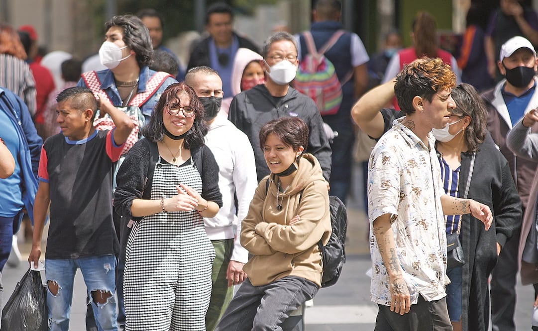 Aunque en la mayoría de las entidades portar el cubrebocas ya es opcional o se limita a espacios cerrados, muchos ciudadanos han decidido mantener su uso. Foto: Germán Espinosa/ EL UNIVERSAL