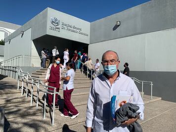 "No hay que tenerle miedo”, dice jefe de médico tras ser vacunado contra Covid en Sonora