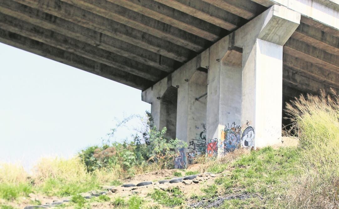 La intervención Serpiente engomada ha sido estructurada por llantas recicladas en la Barranca de Chiflón de los Caldos. Foto: CORTESÍA LA TALLERA.