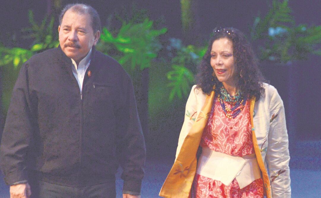 El presidente de Nicaragua Daniel Ortega y Rosario Murillo son pareja desde 1978, tienen siete hijos en común. Imagen de 2014 en La Habana, Cuba. (ARCHIVO. AP)