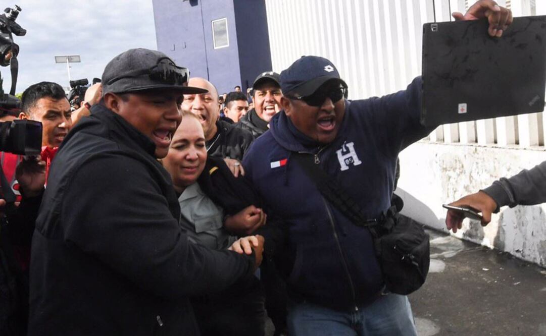 La representante de la Policía Federal ante la Guardia Nacional, Patricia Trujillo Mariel, fue agredida por agentes que se manifestaban, quienes le gritaban "traidora" y entre empujones la derribaron. (Armando Martínez / EL UNIVERSAL)