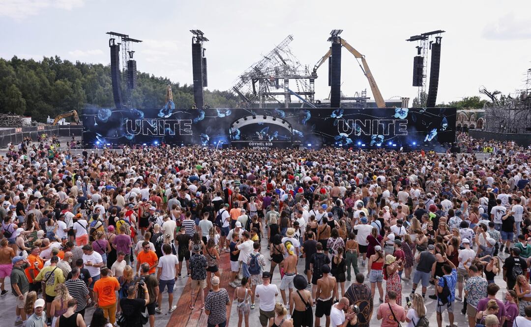 Los trabajadores laboraron día y noche para despejar los escombros del elaborado telón de fondo que fue consumido en el incendio. Foto: AP Photo/Omar Havana.