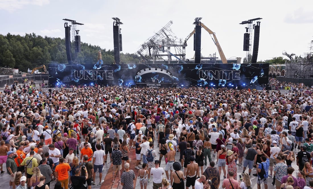 Los trabajadores laboraron día y noche para despejar los escombros del elaborado telón de fondo que fue consumido en el incendio. Foto: AP Photo/Omar Havana.