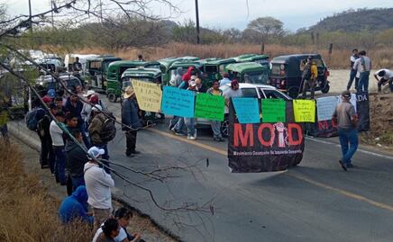 Bloquean carreteras de Oaxaca; exigen atención y justicia por el asesinato de integrantes de la UCIZONI