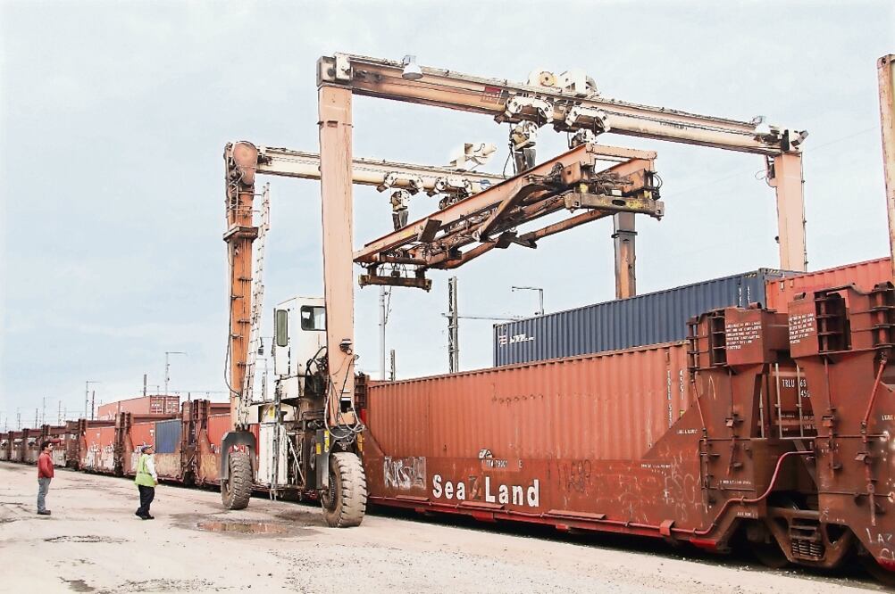 La salida de EU del tratado comercial se sentiría primero en los mercados financieros y en la depreciación del peso, dice el análisis de Oxford Economics. (ARCHIVO EL UNIVERSAL)