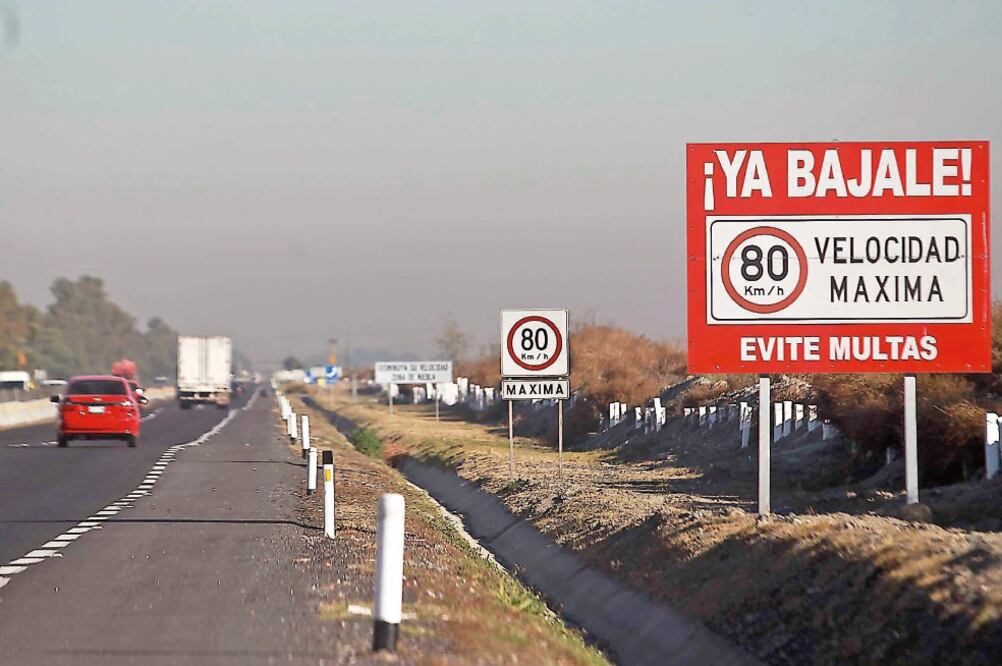 El límite de velocidad en ese camino de peaje, que conecta al poniente con el oriente del Valle de México, es de 80 kilómetros por hora (FOTOS: FERNANDO RAMÍREZ. EL UNIVERSAL)