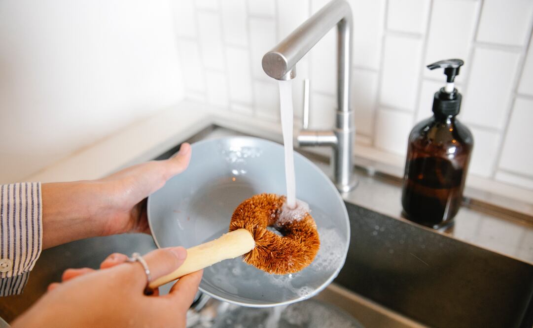 El cloro no solamente no se debe mezclar con jabón de trastes, sino que no se debe combinar con ninguna otra sustancia. Foto: Pexels