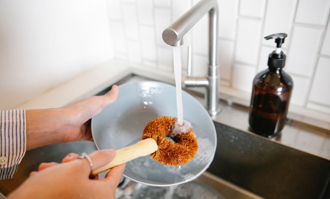 El cloro no solamente no se debe mezclar con jabón de trastes, sino que no se debe combinar con ninguna otra sustancia. Foto: Pexels
