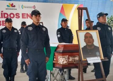 Rinden homenaje a policías asesinados en Aguililla, Michoacán