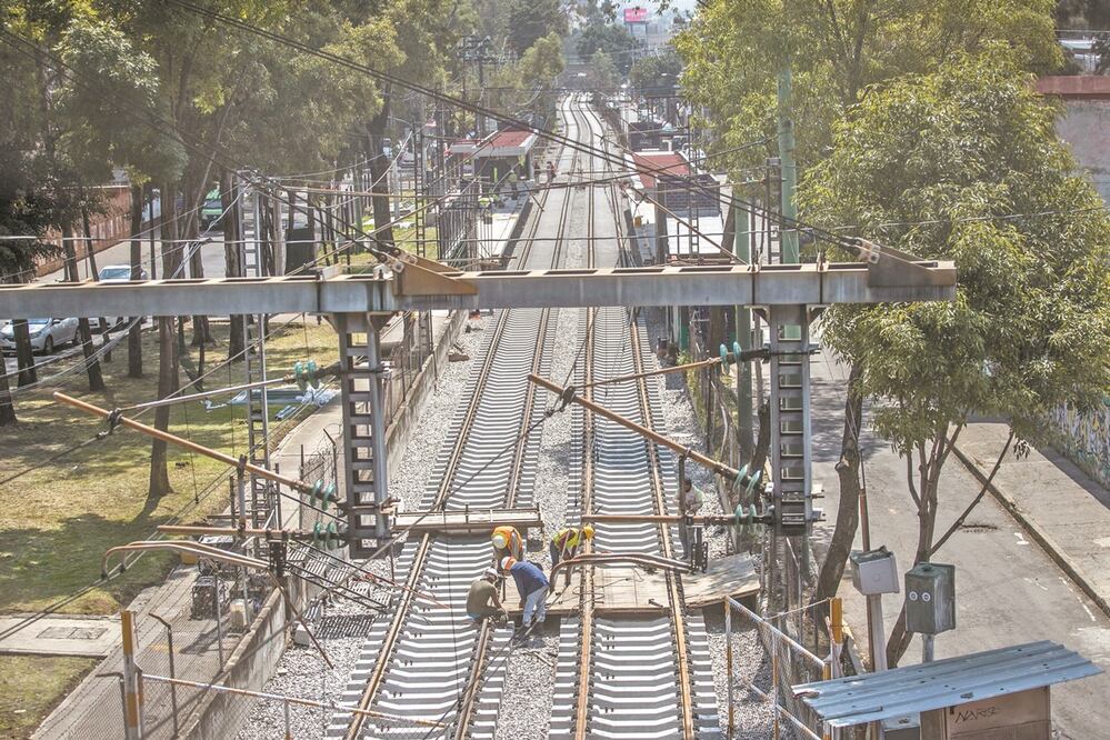 El STE realiza mantenimiento a vías del Tren Ligero. Foto: GERMÁN ESPINOSA. EL UNIVERSAL