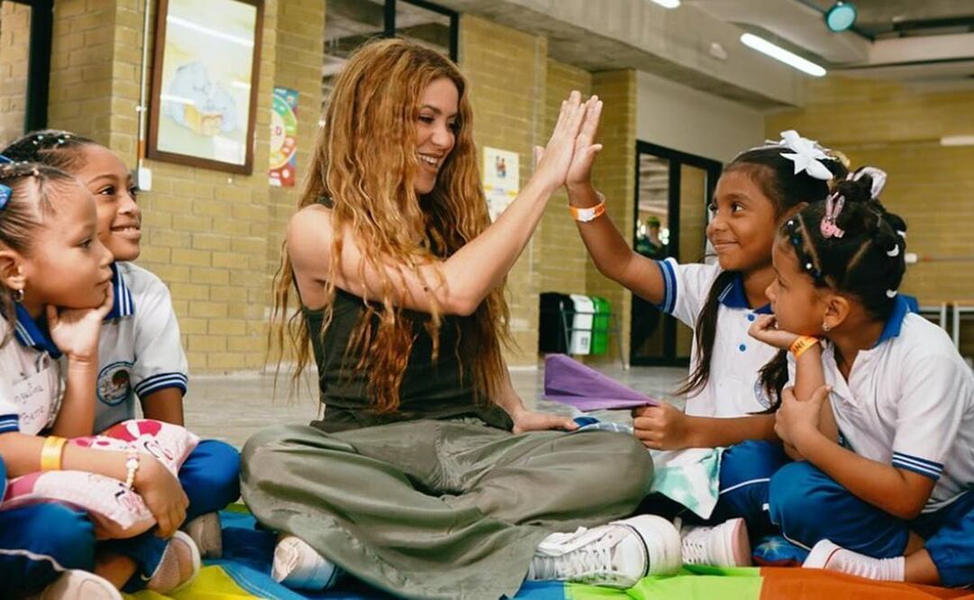 Shakira convive con niñas en la escuela que inauguró en su natal Barranquilla. Foto: Instagram shakira.