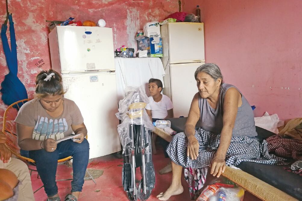 Lavinia, quien vivía de la venta de dulces típicos, es la responsable de mantener a sus cuatro nietos. La mujer no tiene acceso a servicios de salud gratuitos porque nunca fue inscrita en el Registro Civil. (ROSELIA CHACA. EL UNIVERSAL)