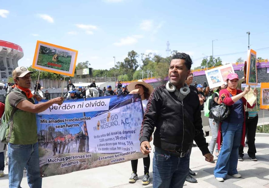 Elementos de la Secretaría de Seguridad Ciudadana (SSC) establecieron diálogo con los manifestantes para evitar mayores afectaciones. Foto: Gabriel Pano / EL UNIVERSAL