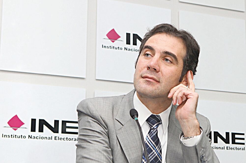 Lorenzo Córdova dijo que el INE realiza funciones que no hacen el resto de las instituciones electorales, como destinar 40% del gasto operativo al padrón electoral (ARCHIVO EL UNIVERSAL)