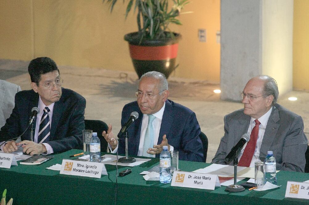 Ignacio Morales, durante la presentación del libro Testimonios sobre una herida abierta, de Jorge Federico Eufrasio Jaramillo, en El Colegio de Jalisco. (ALBERTO MENDOZA. EL UNIVERSAL)