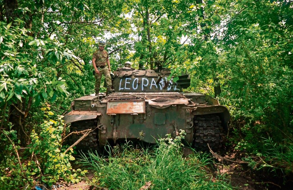 Un miembro de la 59 Brigada Separada de Infantería Motorizada de Ucrania se para en un tanque con la palabra Leopard, mientras lo reparan cerca de una línea del frente en dirección a Donetsk. Foto: Nikoleta Stoyanova / EFE