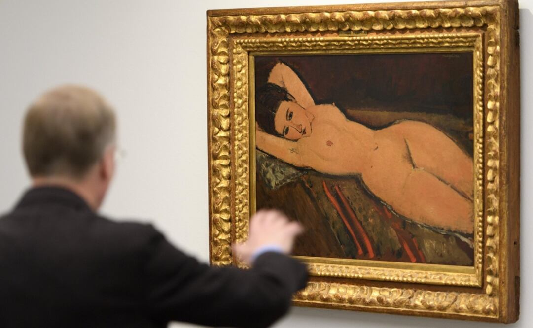 Un hombre contempla el cuadro de Amedeo Modigliani "Desnudo acostado". Foto: Archivo