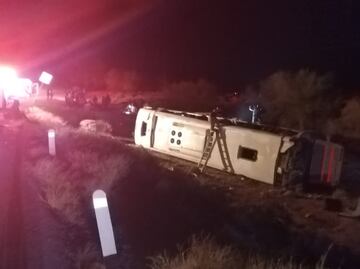 Mueren hermanas de 15 y 5 años en volcadura de autobús en carretera de Sonora