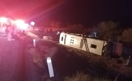 Mueren hermanas de 15 y 5 años en volcadura de autobús en carretera de Sonora