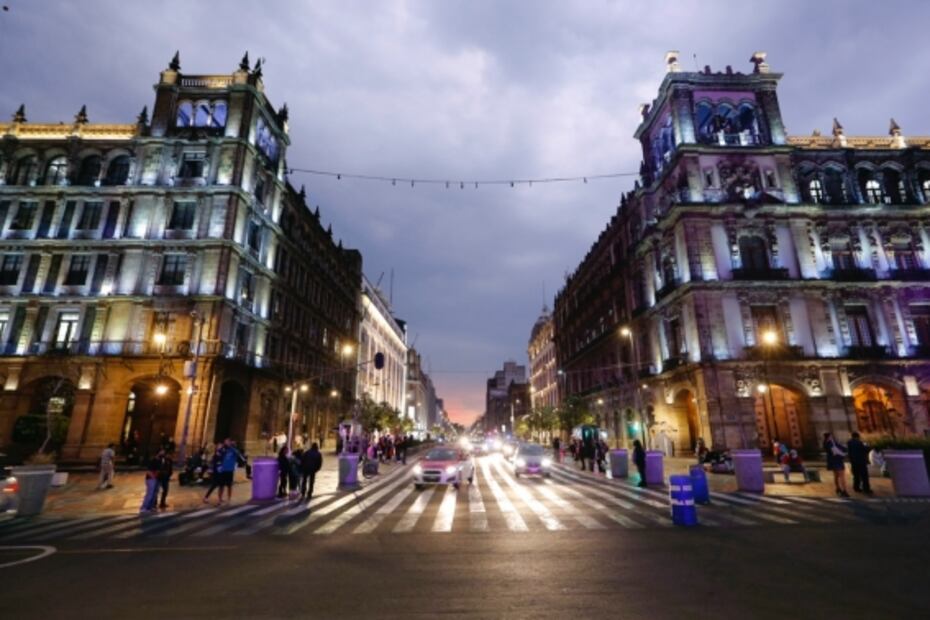 Festejan vacunación en CDMX con monumentos iluminados