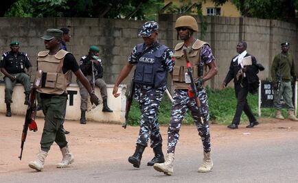 Militares detienen y cortan el cabello a jóvenes en Nigeria