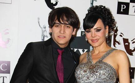 Maribel Guardia comparte emotivo video del altar que hizo para Julián Figueroa, con muchos arreglos florales