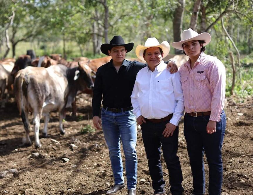 Joaquín Diaz Mena - de camisa blanca- en su rancho ganadero. Foto Especial