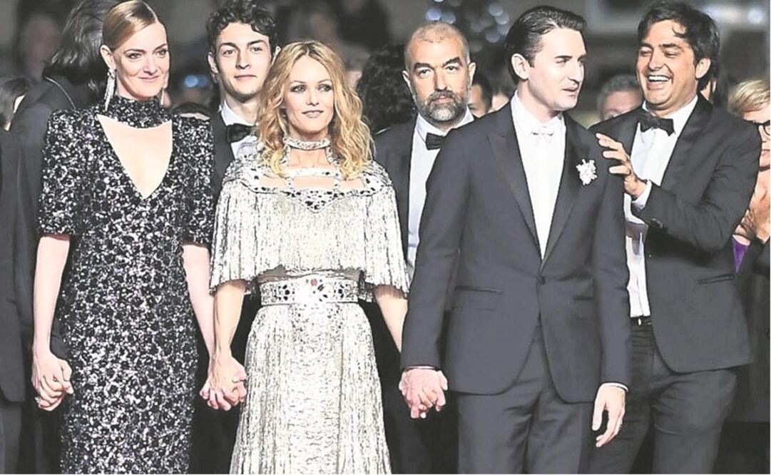 Vanessa Paradis (at the center) plays a heartbroken pornstar - Photo: File Photo/AFP
