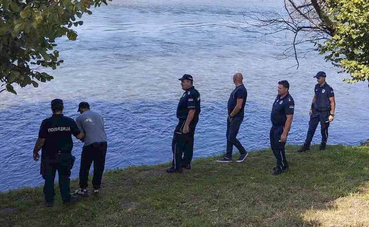 Agentes de la policía serbia registran una orilla del río Drina cerca de la ciudad de Ljubovija, Serbia. Foto:AP
