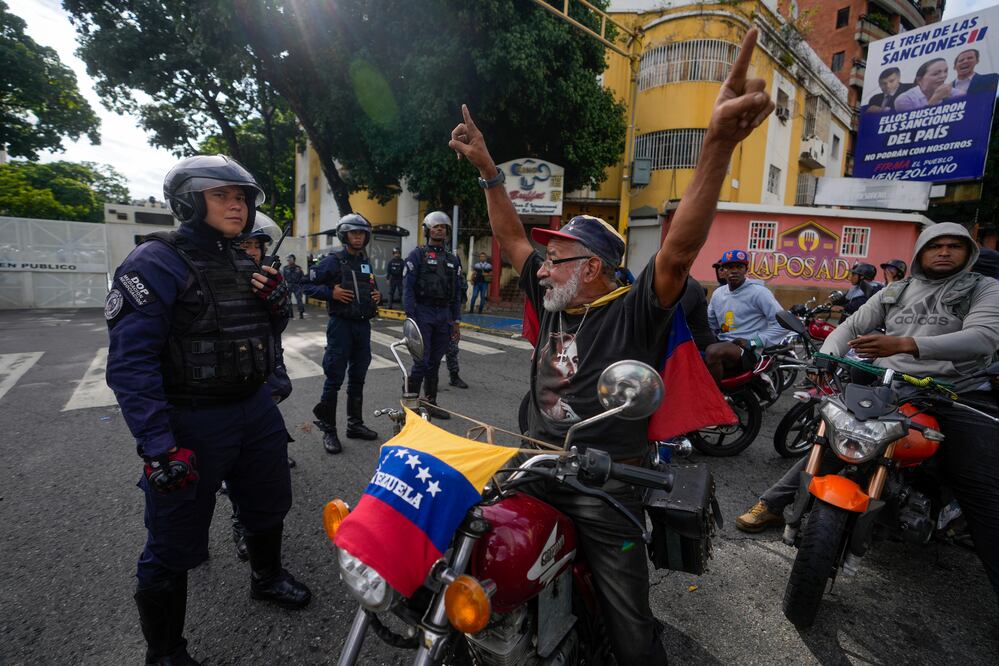 Gente protesta por los resultados oficiales de las elecciones que declaran la reelección del presidente Nicolás Maduro, el día después de la votación, en Caracas, Venezuela, el lunes 29 de julio de 2024. Foto AP