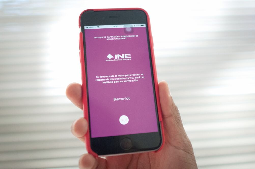 El INE estableció un sistema de captación de firmas para los aspirantes independientes a candidaturas por medio de una aplicación para smartphone  (ARCHIVO EL UNIVERSAL)