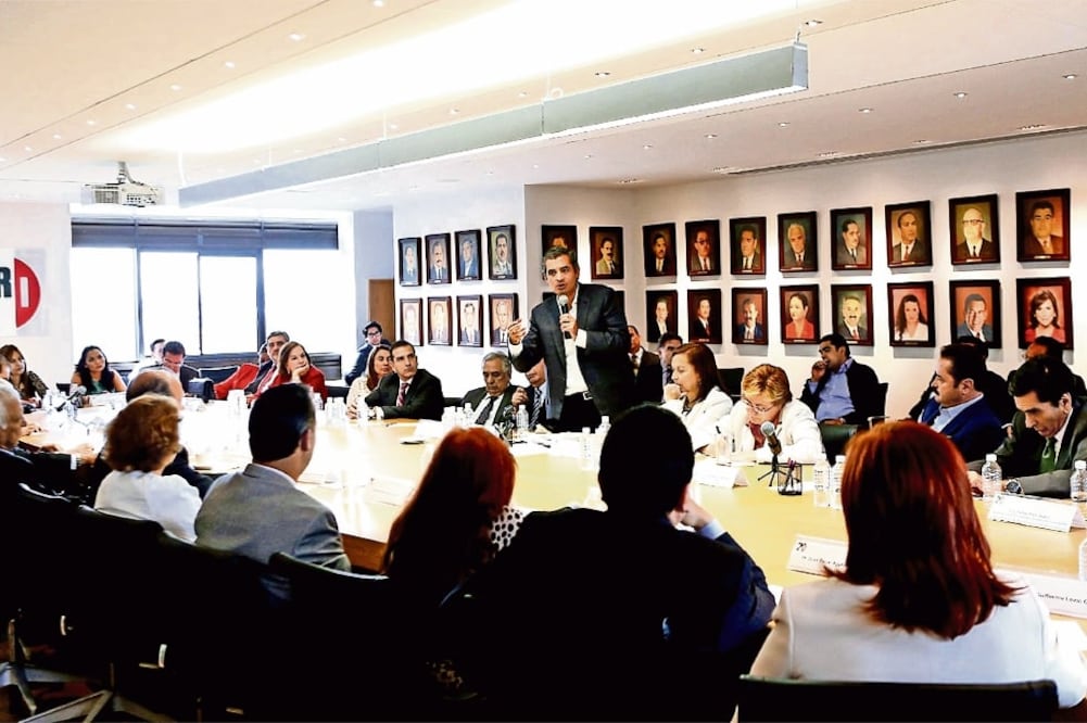 Al menos 60 ex legisladores priístas se reunieron con el presidente nacional del partido, Enrique Ochoa Reza, para entregarle un documento en el que expusieron las debilidades del tricolor (TOMADA DE TWITTER)