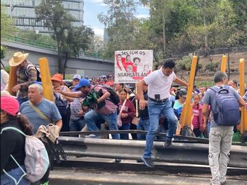FOTOS: Vuelve CNTE a bloquear Circuito Interior y se manifiesta sobre Reforma previo a encuentro en Segob