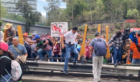 FOTOS: Vuelve CNTE a bloquear Circuito Interior y se manifiesta sobre Reforma previo a encuentro en Segob