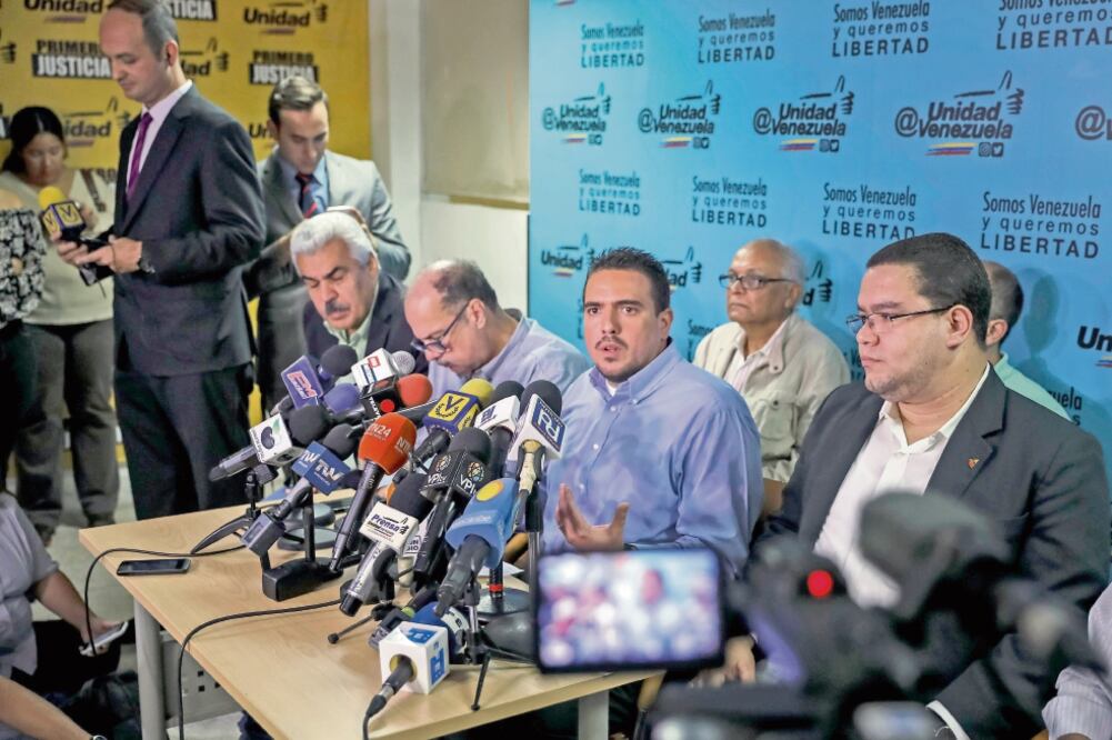 El diputado venezolano Stalin González informó ayer a la prensa que la MUD elegirá el 10 de septiembre a sus candidatos para la elección de gobernadores (MIGUEL GUTIÉRREZ. EFE)